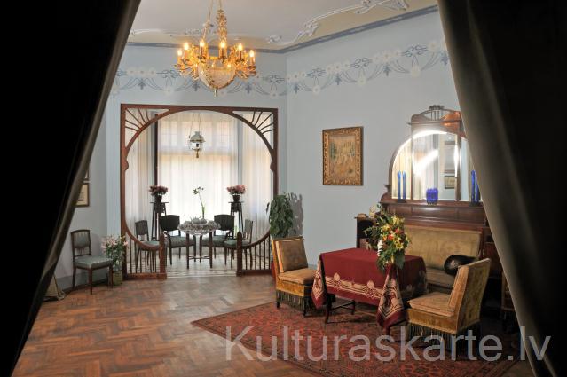 Viesistabas ekspozīcija